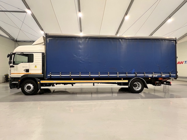 MAN TGM 18.250 4×2 Sleeper Cab Curtainsider
