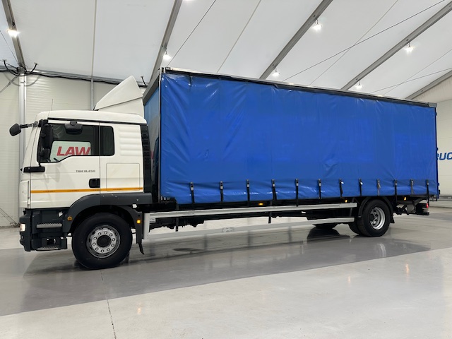 MAN TGM 18.250 4×2 Sleeper Cab Curtainsider