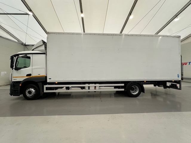 Mercedes Actros 1824 4×2 Sleeper Cab Box Van
