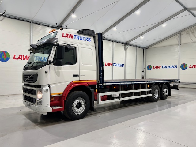 Volvo FM 330 6×2 Rear Lift Sleeper Cab Flatbed