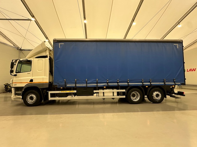 DAF CF 330 6×2 Rear Lift Sleeper Cab Curtainsider