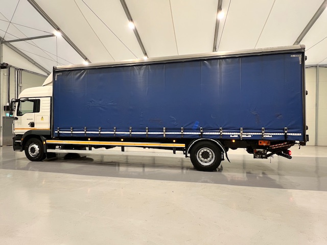 MAN TGM 18.250 4×2 Sleeper Cab Curtainsider