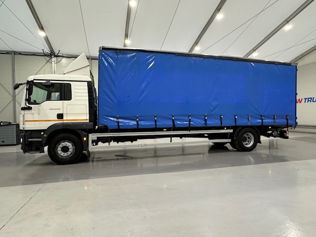 MAN TGM 18.250 4×2 Sleeper Cab Curtainsider