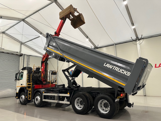 Volvo FM 370 8×4 Steel Tipper Grab