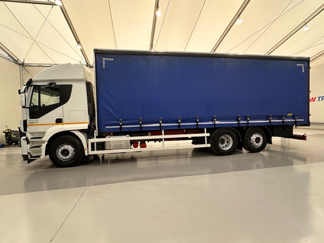 Iveco Stralis 360 6×2 Rear Steer Curtainsider