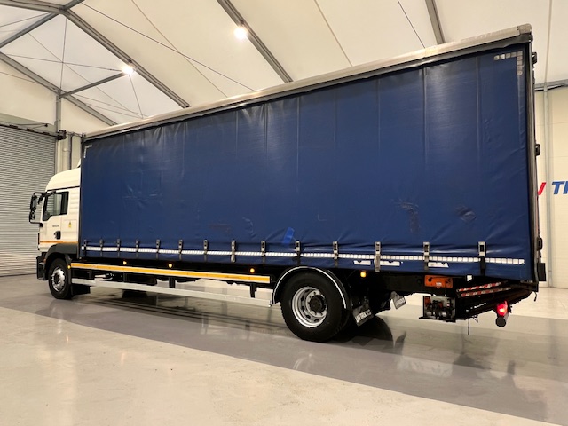 MAN TGM 18.250 4×2 Sleeper Cab Curtainsider