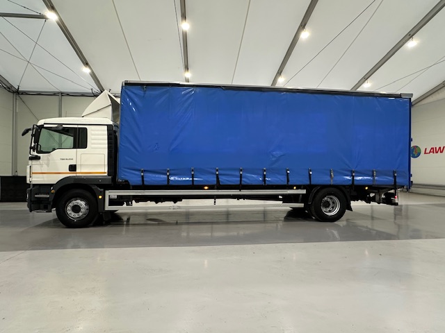 MAN TGM 18.250 4×2 Sleeper Cab Curtainsider