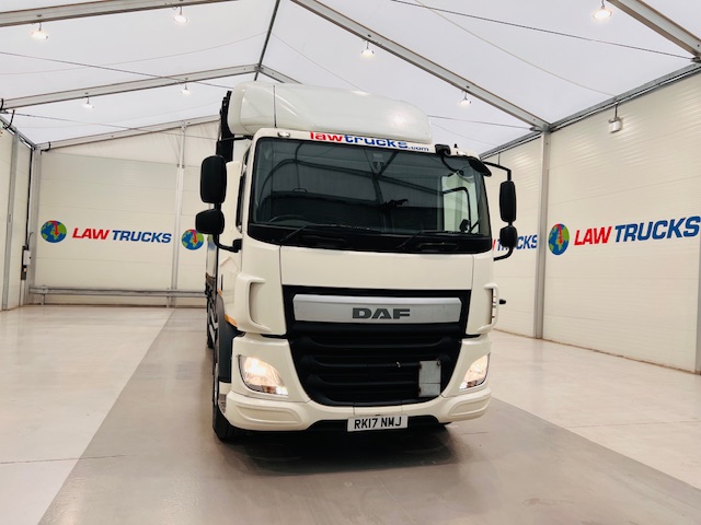 DAF CF 330 6×2 Rear Lift Sleeper Cab Curtainsider