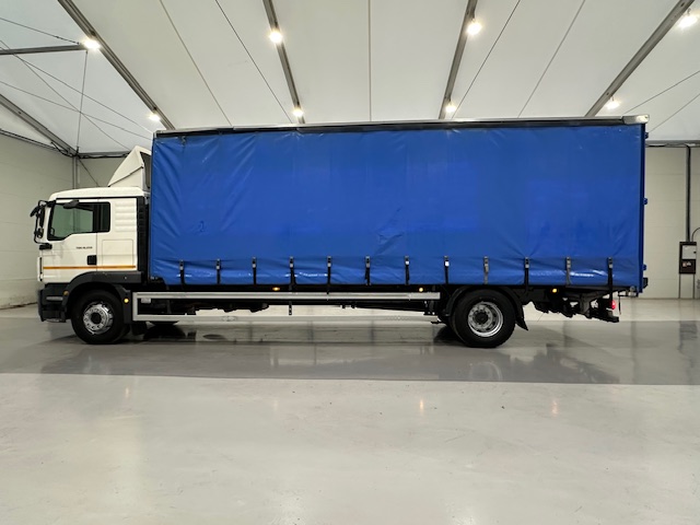 MAN TGM 18.250 4×2 Sleeper Cab Curtainsider