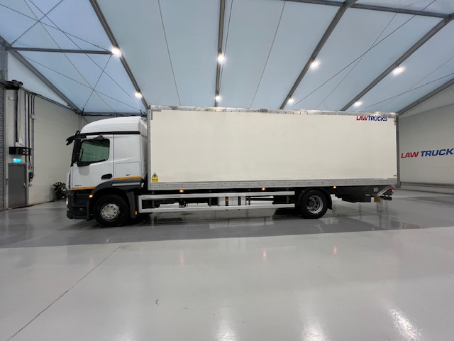 Mercedes Actros 1824 4×2 Sleeper Cab Box Van
