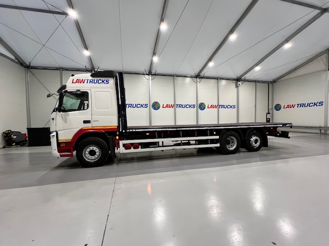 Volvo FM 330 6×2 Rear Lift Sleeper Cab Flatbed