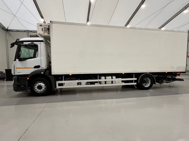Mercedes Antos 1827 Day Cab Fridge Box