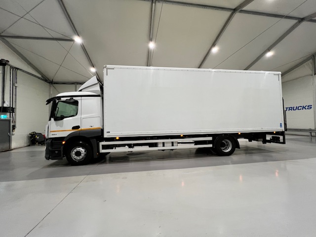 Mercedes Actros 1824 4×2 Sleeper Cab Box Van