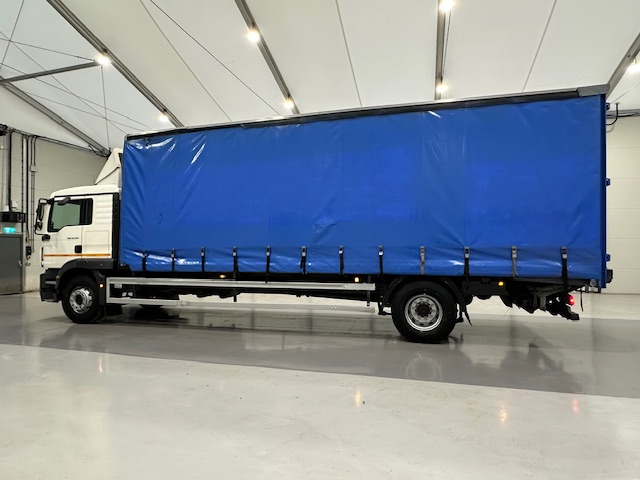 MAN TGM 18.250 4×2 Sleeper Cab Curtainsider