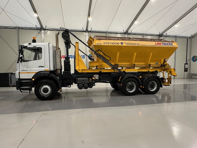 Mercedes Axor 2628 6×4 Day Cab Hookloader Gritter