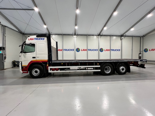 Volvo FM 330 6×2 Rear Lift Sleeper Cab Flatbed