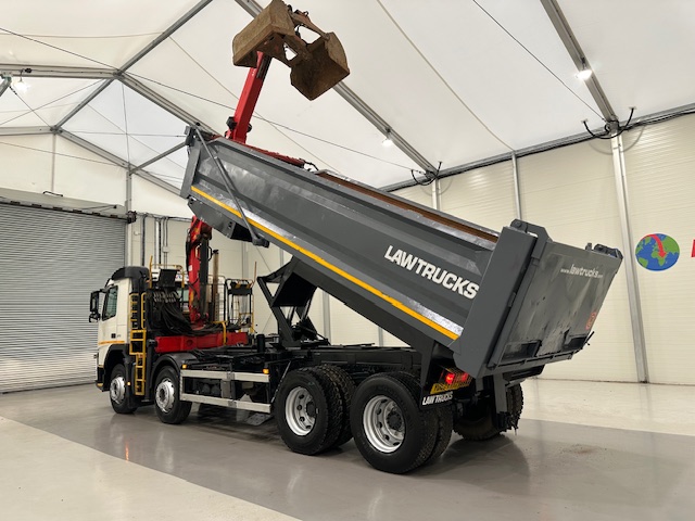 Volvo FM 370 8×4 Steel Tipper Grab