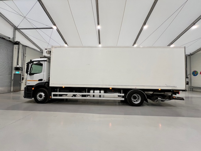 Mercedes Antos 1827 Day Cab Fridge Box