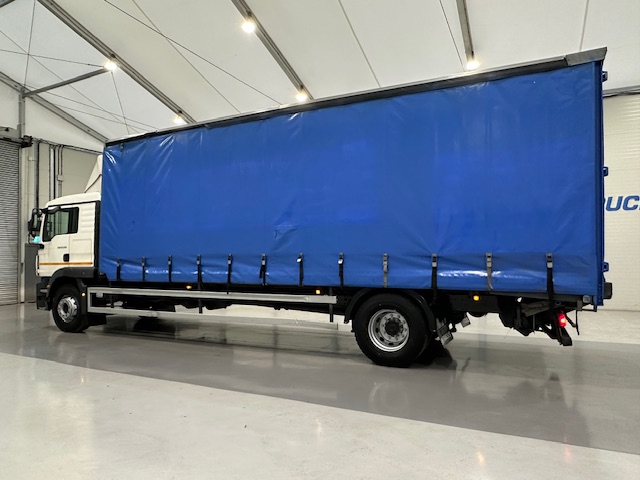 MAN TGM 18.250 4×2 Sleeper Cab Curtainsider