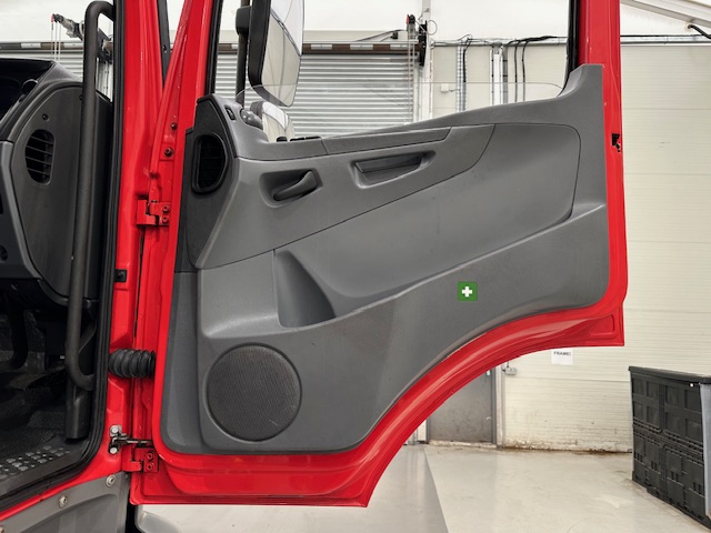 Mercedes Axor 2529 6×2 Rear Lift Day Cab Box Van