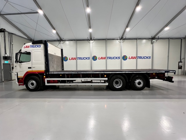 Volvo FM 330 6×2 Rear Lift Sleeper Cab Flatbed