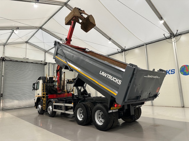 Volvo FM 370 8×4 Steel Tipper Grab