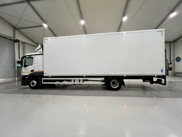 Mercedes Actros 1824 4×2 Sleeper Cab Box Van
