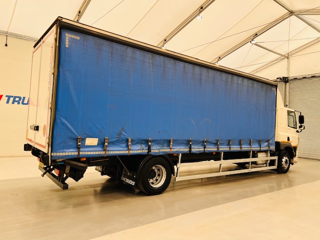 DAF CF 220 4×2 Sleeper Cab Curtainsider