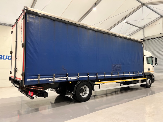 MAN TGM 18.250 4×2 Sleeper Cab Curtainsider