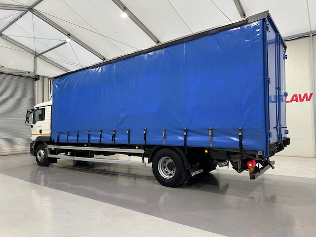 MAN TGM 18.250 4×2 Sleeper Cab Curtainsider