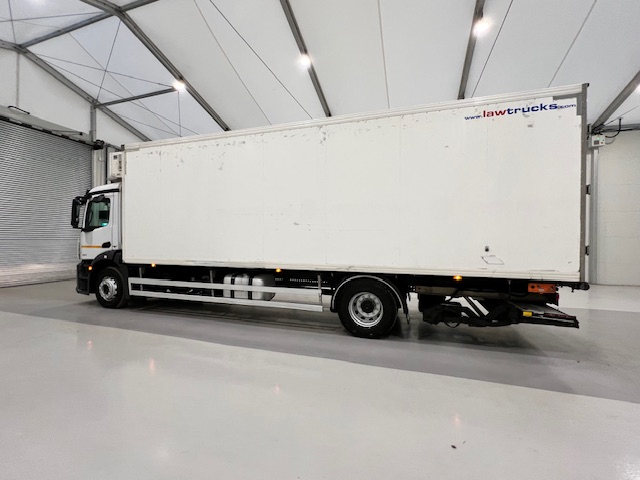 Mercedes Antos 1827 Day Cab Fridge Box