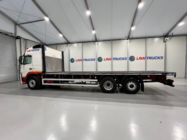 Volvo FM 330 6×2 Rear Lift Sleeper Cab Flatbed