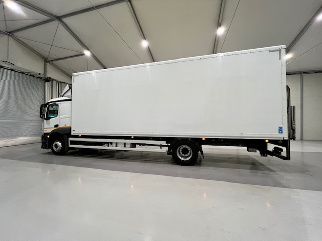 Mercedes Actros 1824 4×2 Sleeper Cab Box Van