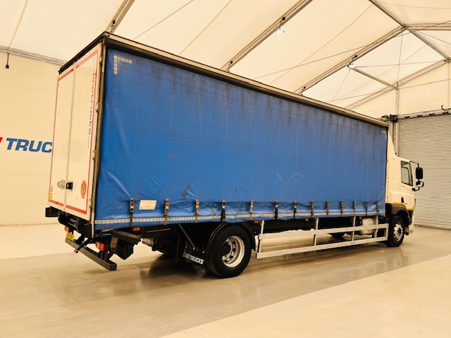 DAF CF 220 4×2 Sleeper Cab Curtainsider