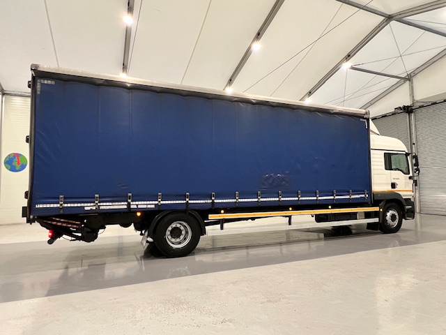 MAN TGM 18.250 4×2 Sleeper Cab Curtainsider