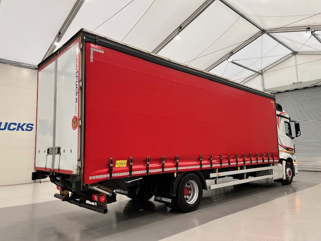 Mercedes Actros 1824 4×2 Sleeper Cab Curtainsider