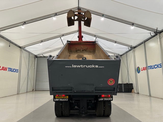 Volvo FM 370 8×4 Steel Tipper Grab
