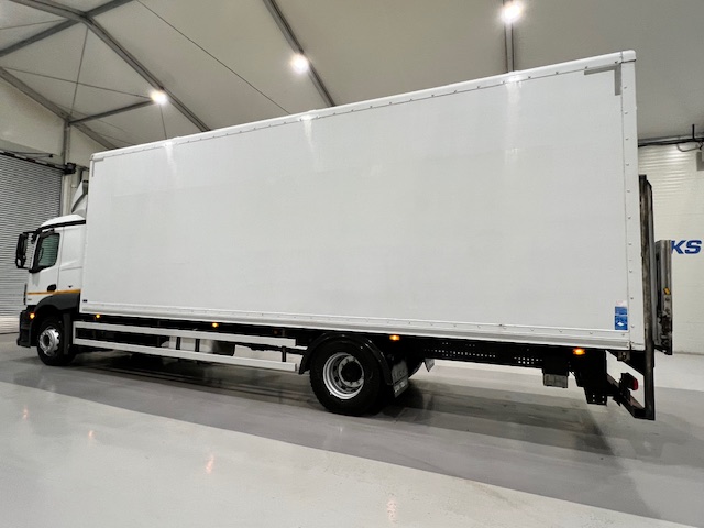 Mercedes Actros 1824 4×2 Sleeper Cab Box Van
