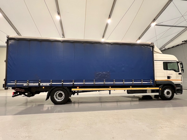 MAN TGM 18.250 4×2 Sleeper Cab Curtainsider