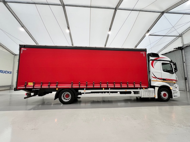 Mercedes Actros 1824 4×2 Sleeper Cab Curtainsider