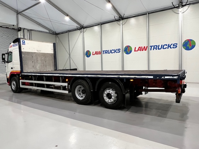 Volvo FM 330 6×2 Rear Lift Sleeper Cab Flatbed