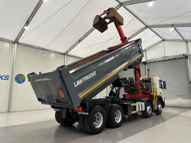 Volvo FM 370 8×4 Steel Tipper Grab
