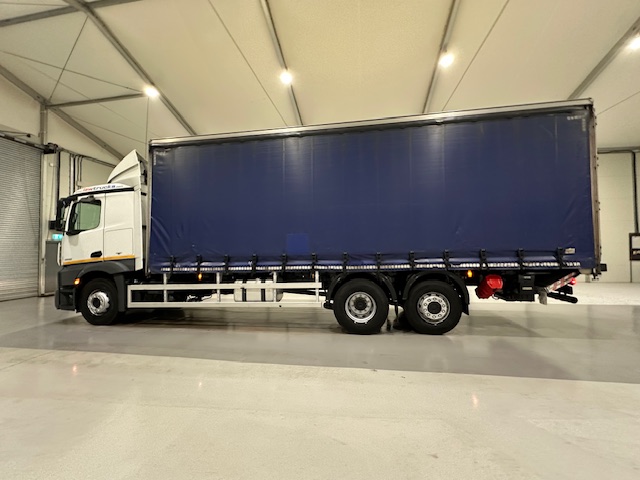 Mercedes Actros 2530 6×2 Sleeper Cab Curtainsider