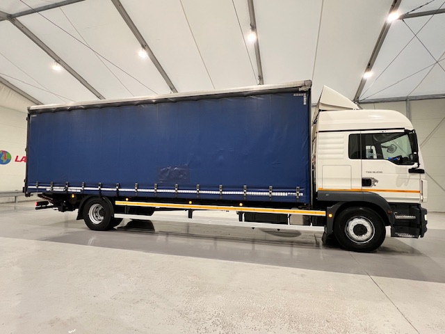 MAN TGM 18.250 4×2 Sleeper Cab Curtainsider