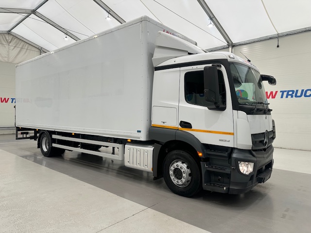 Mercedes Actros 1824 4×2 Sleeper Cab Box Van