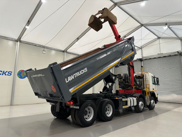 Volvo FM 370 8×4 Steel Tipper Grab