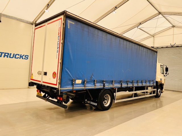 DAF CF 220 4×2 Sleeper Cab Curtainsider