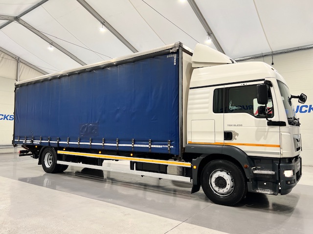 MAN TGM 18.250 4×2 Sleeper Cab Curtainsider