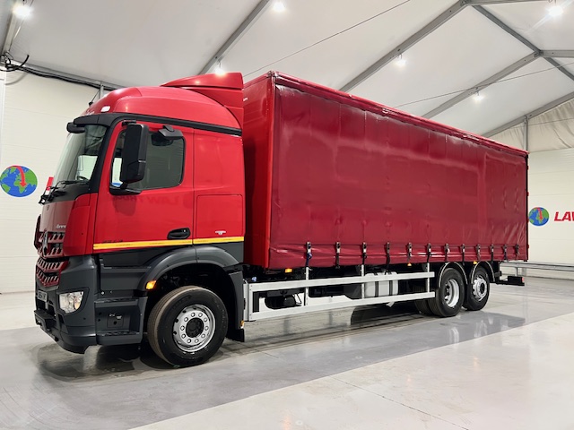 Mercedes Actros 2533 6×2 Sleeper Cab Curtainsider