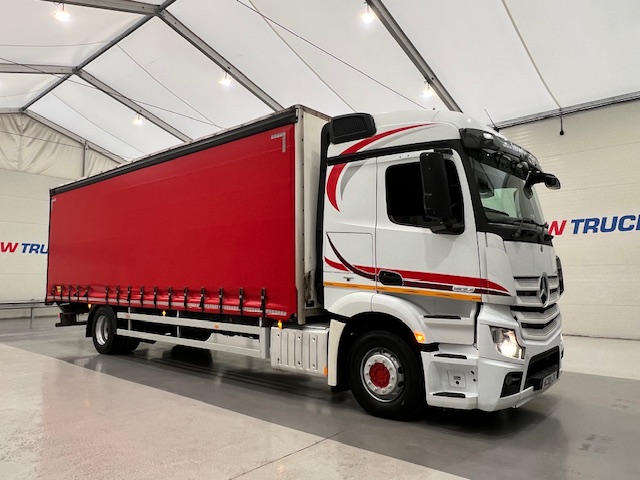 Mercedes Actros 1824 4×2 Sleeper Cab Curtainsider